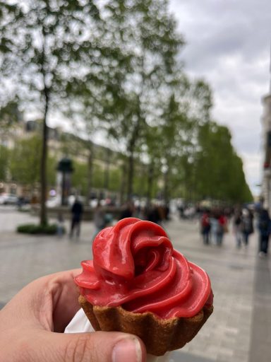 Glace artisanale, la Fabrique de Fred Particulier mangeant une glace artisane de chez La Fabrique de Fred